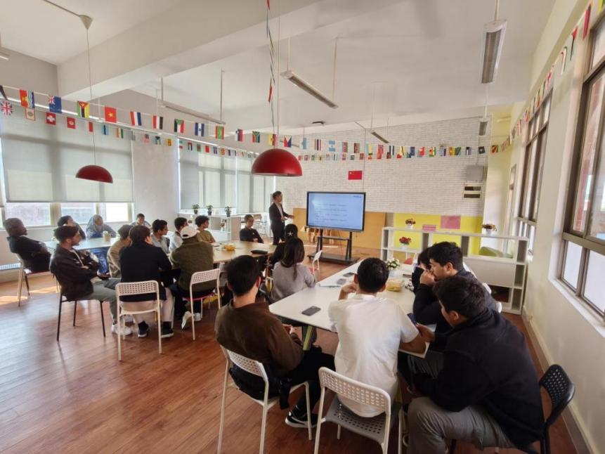 國際學院舉辦2025級來華留學生職業規劃座談會，廣州勞務服務助力留學人才融入本地發展